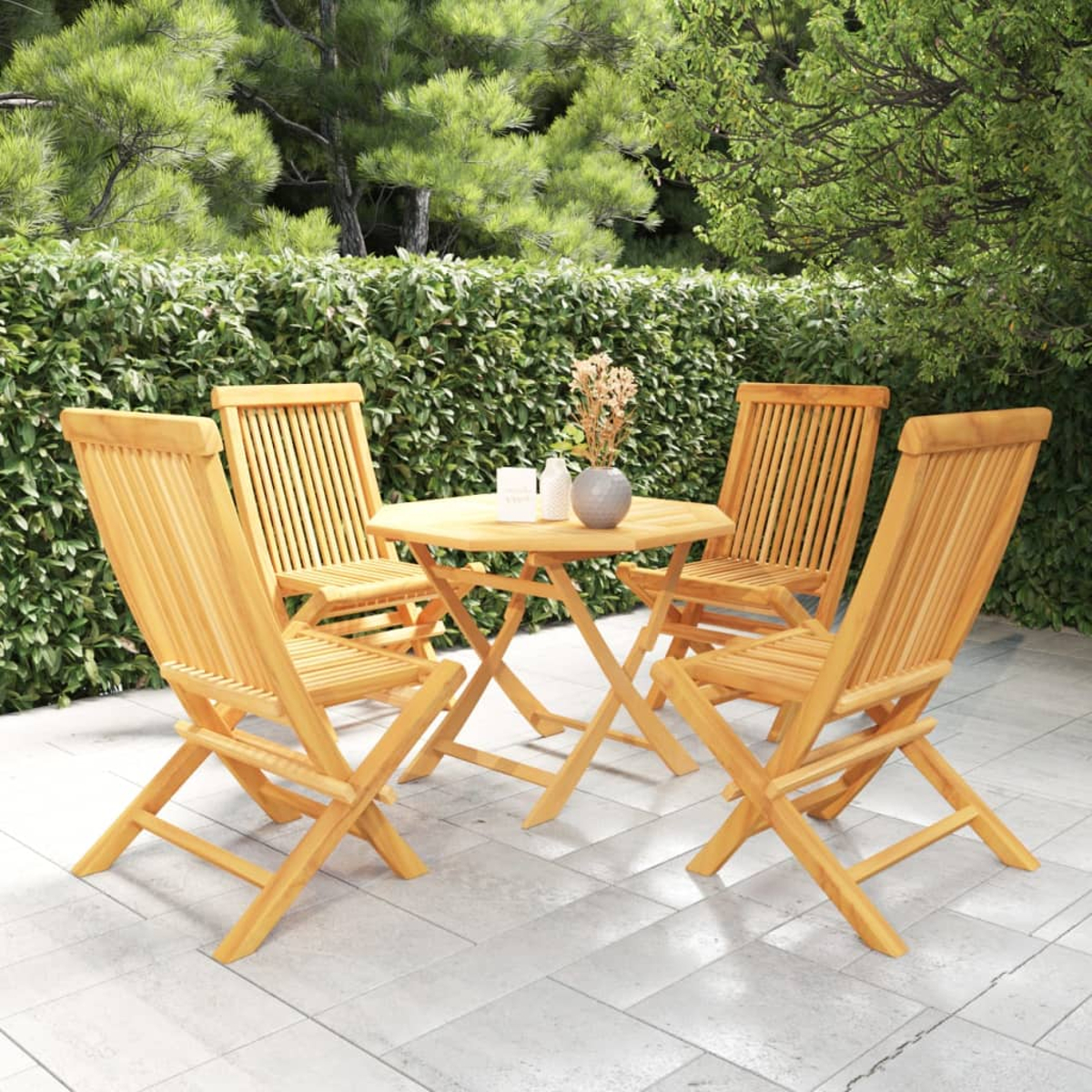 Holz-Terrassenset mit rundem Tisch und vier Stühlen auf gepflasterter Terrasse, umgeben von Grün.