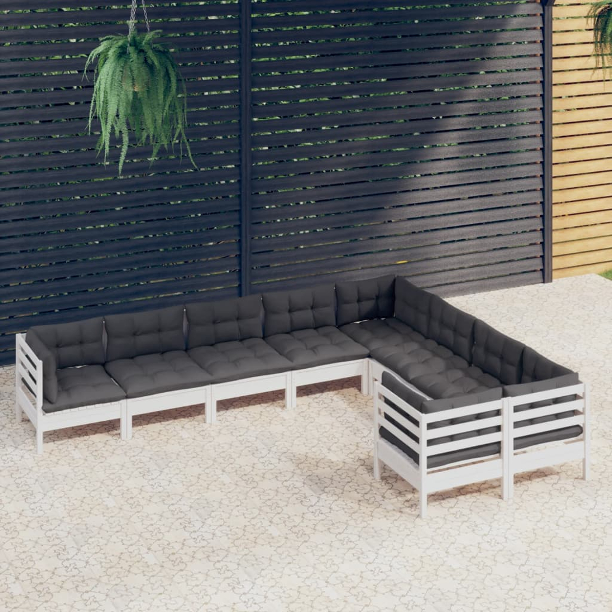 Weißes Sitz-Set für draußen mit dunkelgrauen Kissen. Enthält ein Sofa und Stühle.