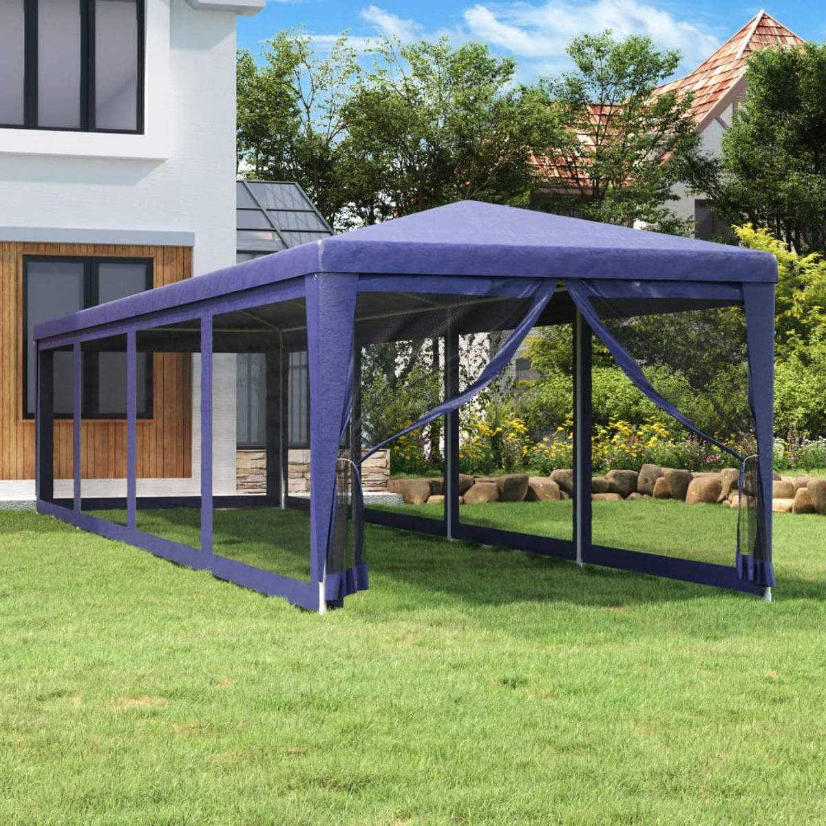 Blauer Pavillon auf Gras. Weißes Haus im Hintergrund.