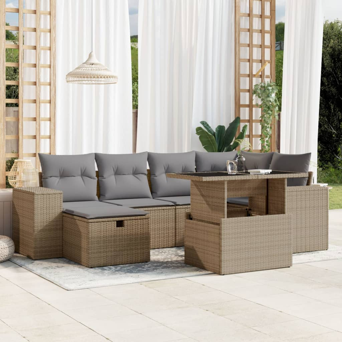 Terrassenset mit Sofa, Couchtisch und Vorhängen. Neutrale Töne.