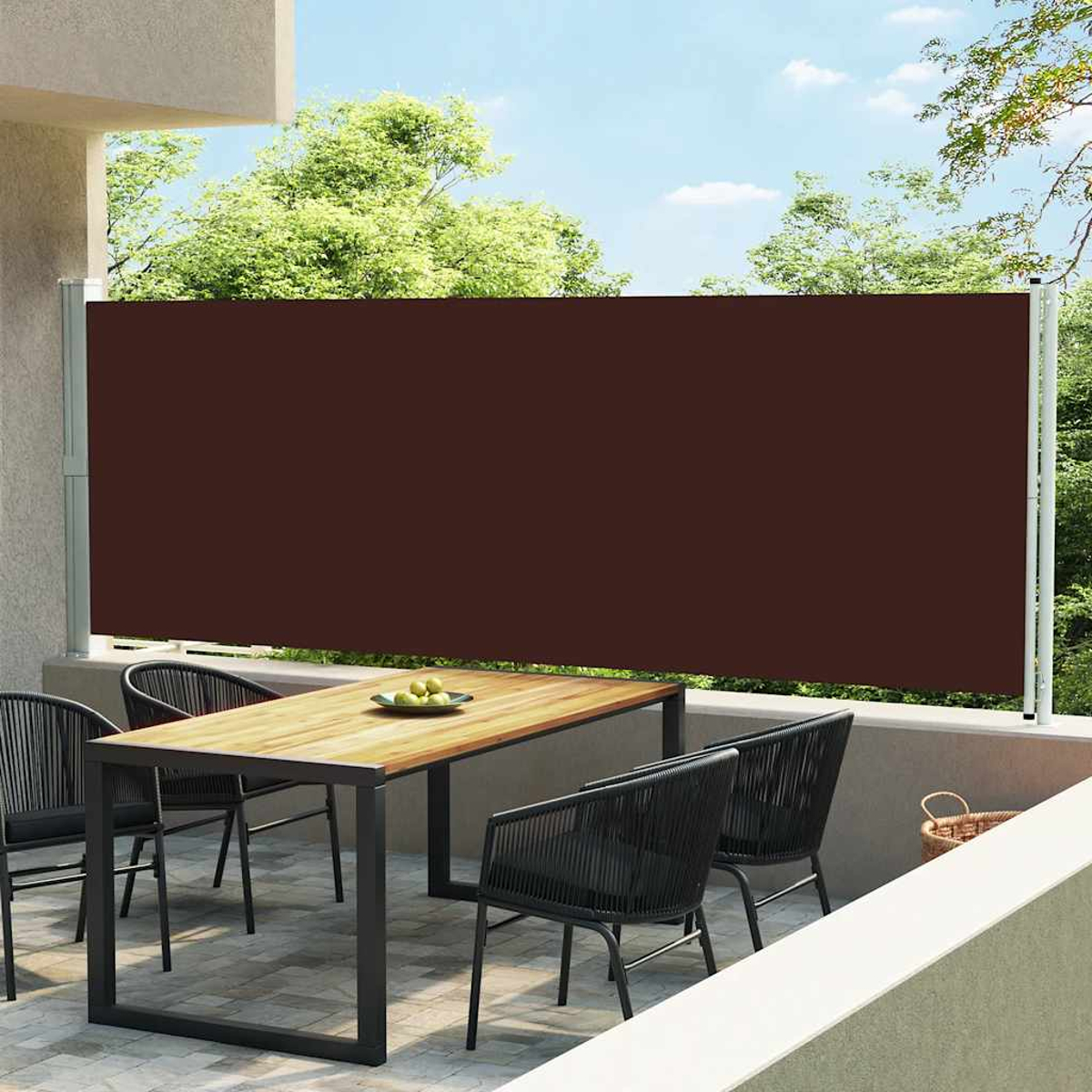 Ein brauner Sonnenschutz auf einem Balkon. Tisch und Stühle sind aufgebaut.