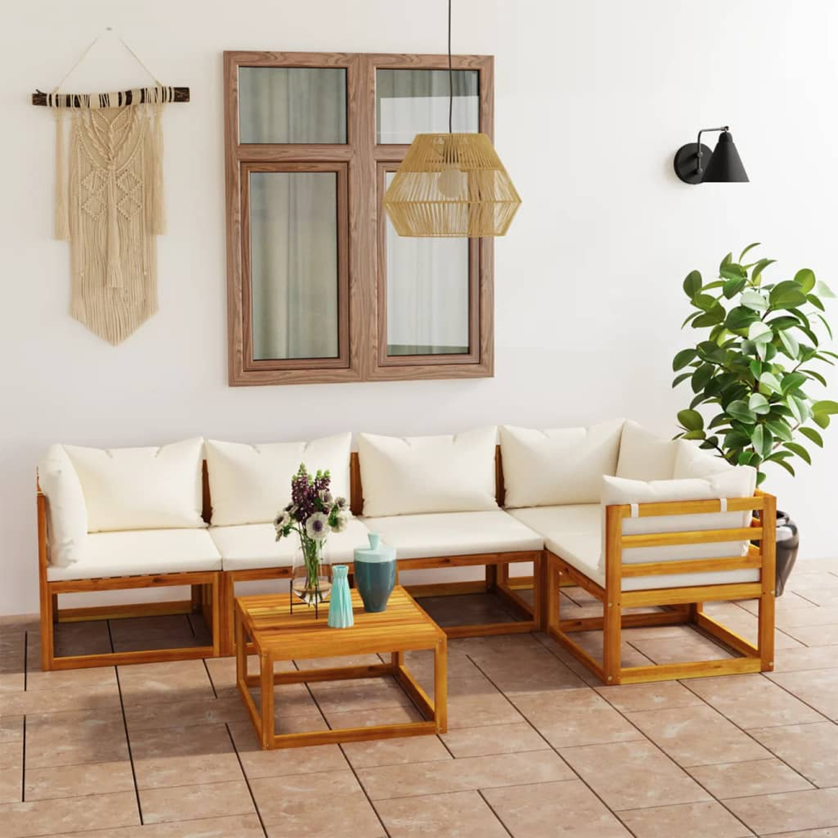Outdoor-Sitzbereich. Holzsofa, Tisch und Dekoration. Weißer Hintergrund.