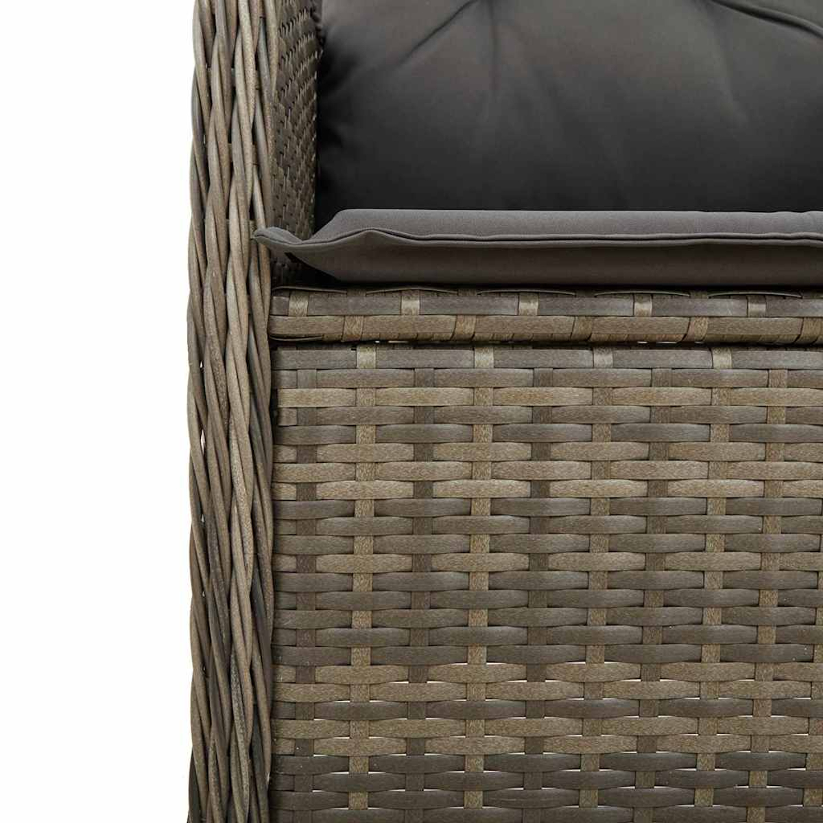 Nahaufnahme eines Rattansofa-Details. Das Material ist in einem engen Muster gewebt und zeigt Textur und Farbe.