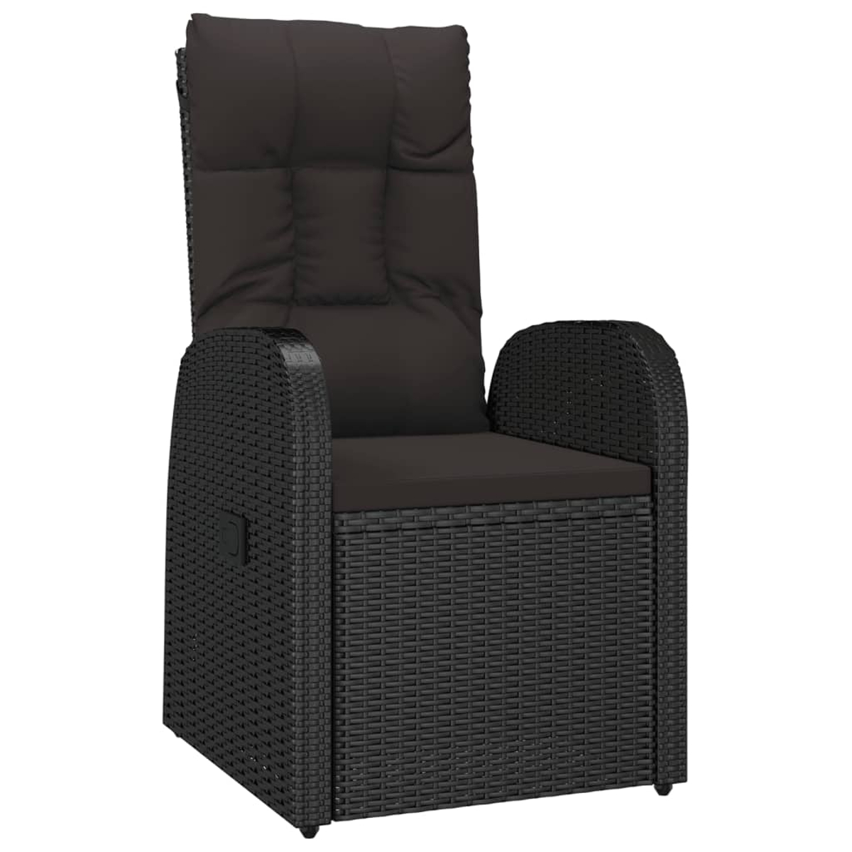 Una poltrona reclinabile in vimini nero con un cuscino nero.