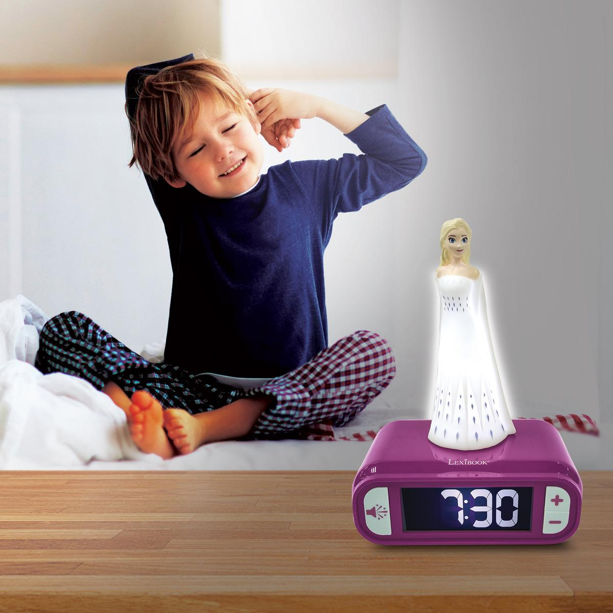 Un niño bosteza, con los brazos en alto. Una estatua de Elsa está en un reloj. El reloj está en una mesa de madera.