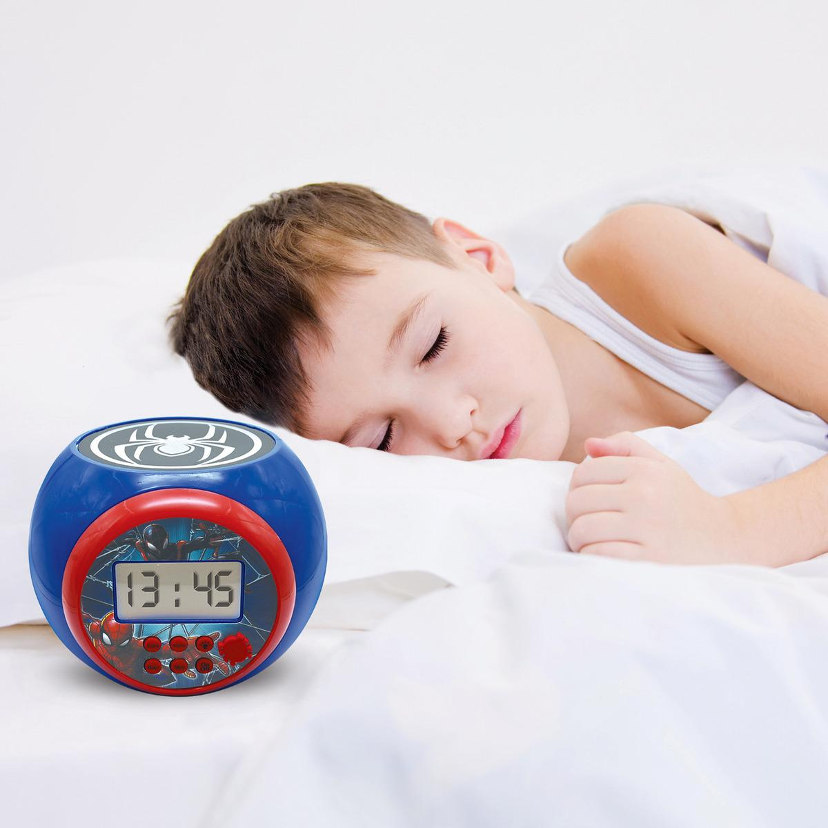 Un niño duerme cerca de un reloj de Spider-Man, que muestra la hora 13:45.