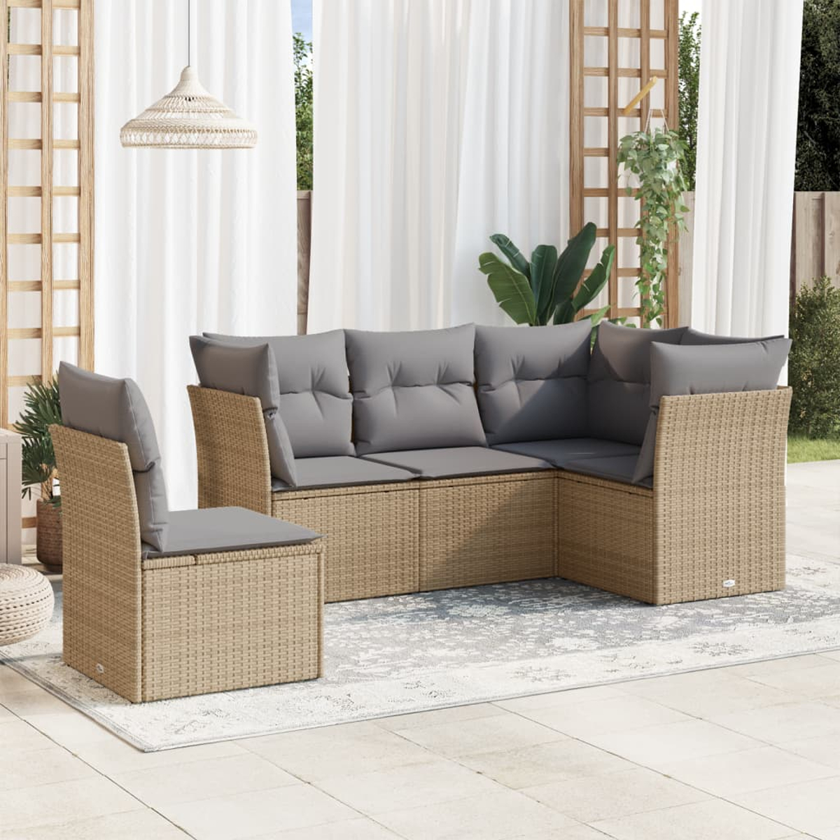 Rattan-Outdoor-Sofagarnitur mit grauen Kissen. Enthält Sofa und Stuhl. Beige Farbe, Terrasseneinstellung.