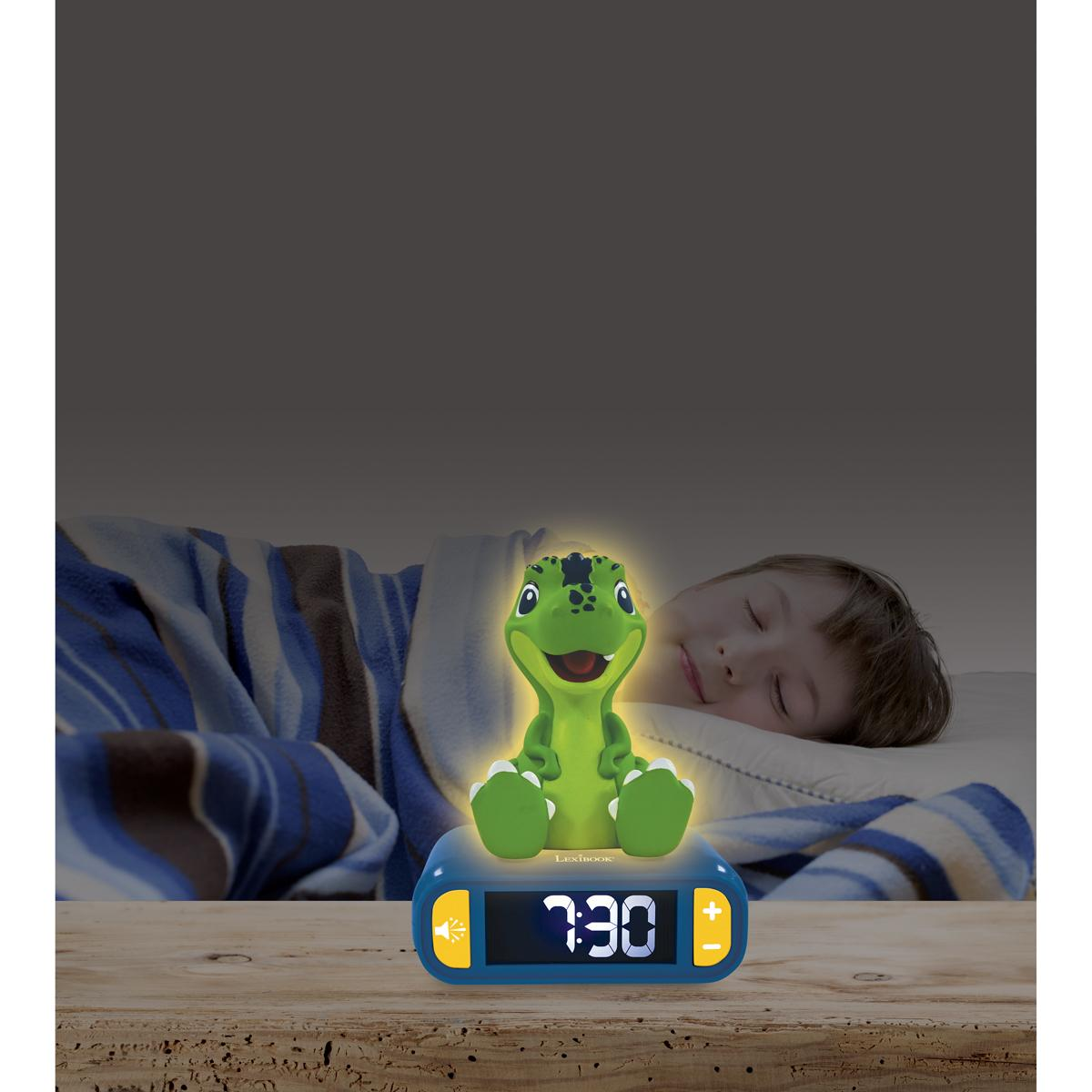 Un niño durmiendo, un despertador de dinosaurio verde brillando en una mesita de noche.