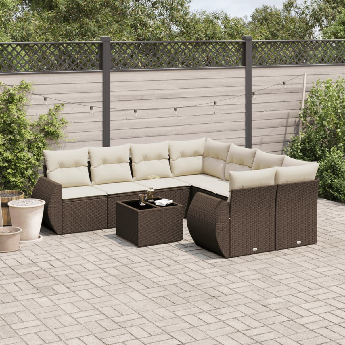 Terrassen-Set mit braunen Rattanmöbeln, Ecksofa und Couchtisch.