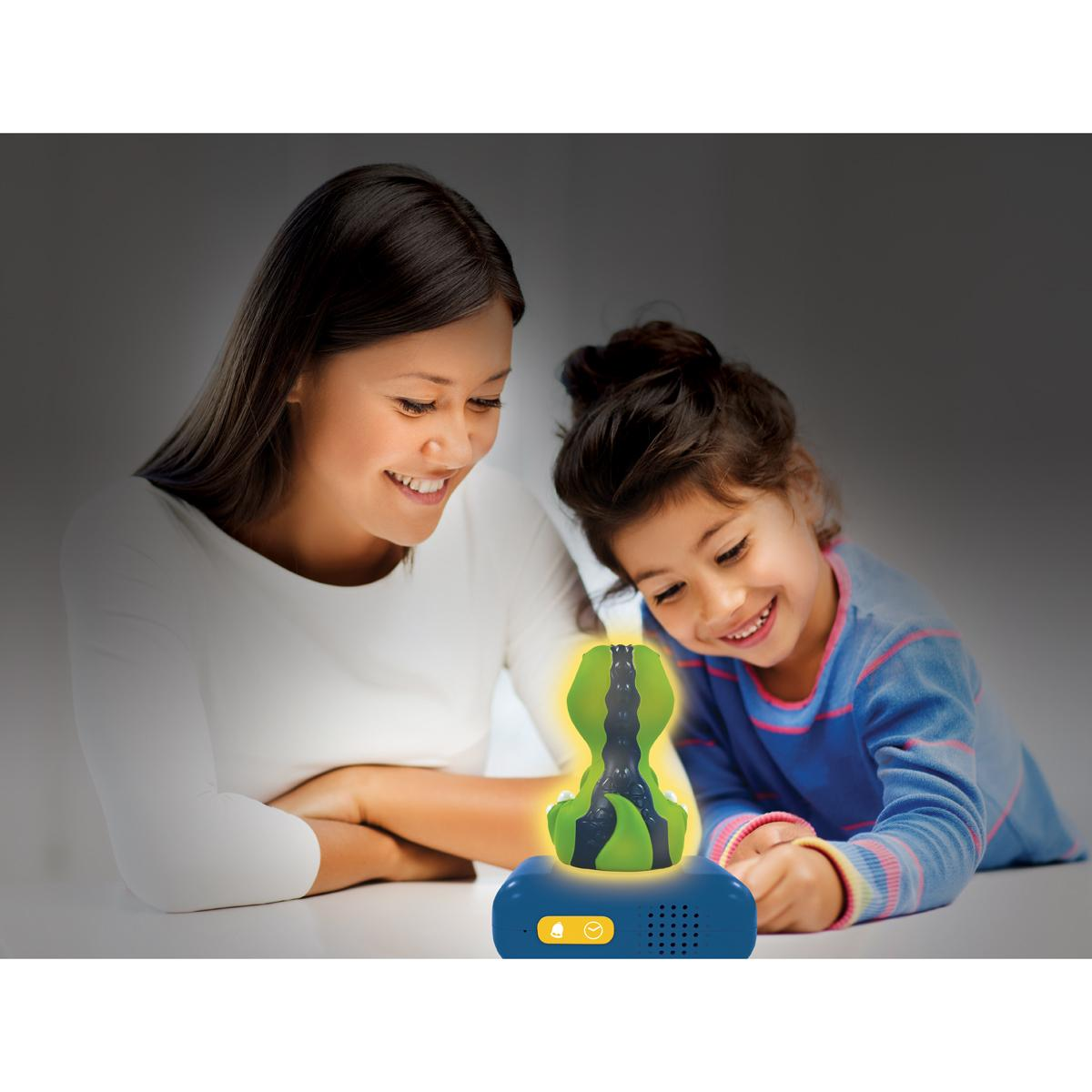 Madre e hijo admirando un despertador con luz nocturna de dinosaurio verde. La hora es 7:30.