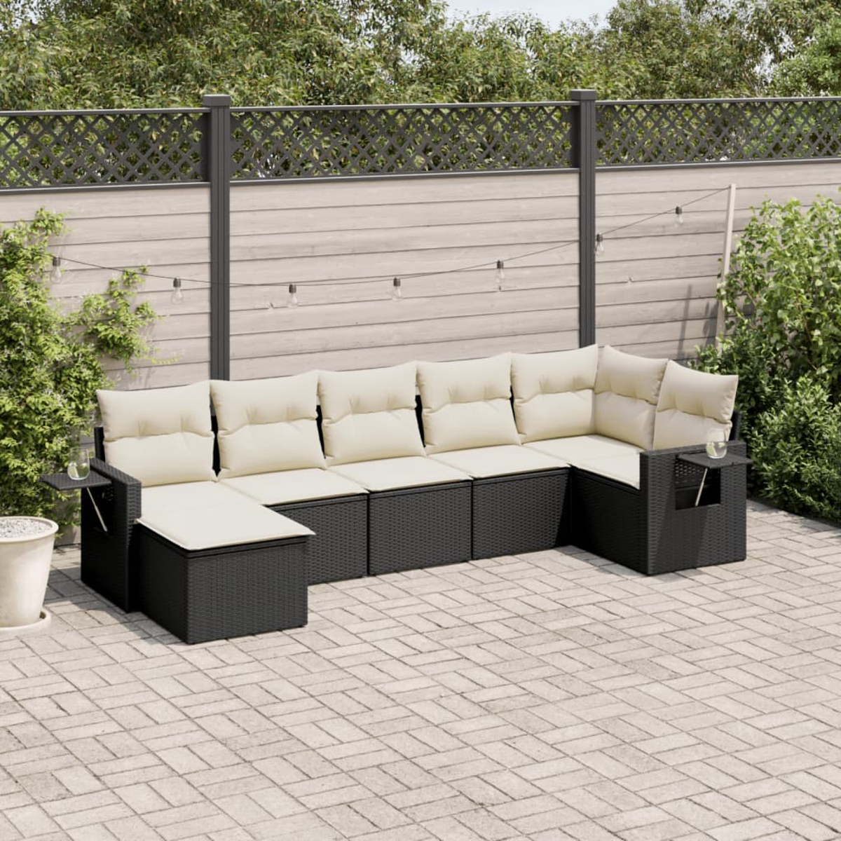 Ein schwarzes Rattan-Outdoor-Sofaset mit einem Beistelltisch auf beiden Seiten und einem schwarzen Tisch.