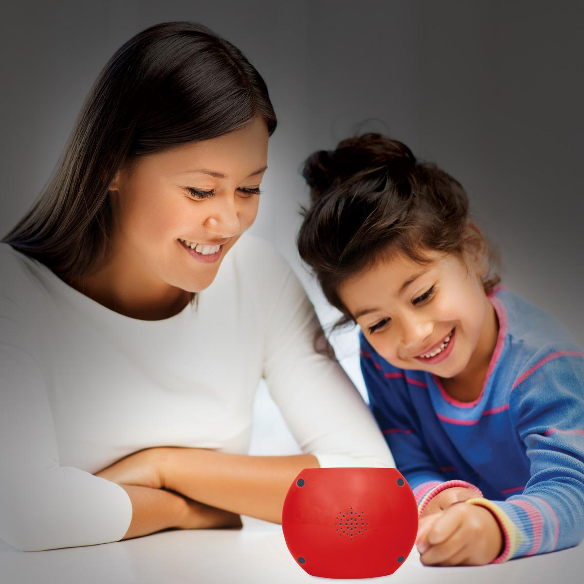 Mujer y niño sonriendo a un objeto rojo y redondo. La escena está bien iluminada.