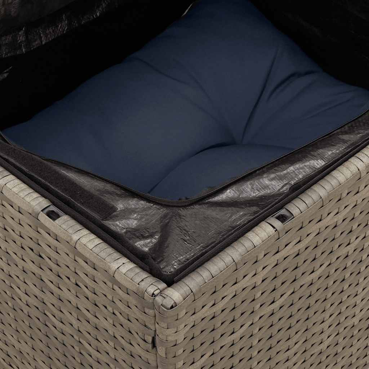 Cubo in vimini con cuscino blu scuro all'interno. Cerniera e fodera nere visibili. Esterno intrecciato grigio.