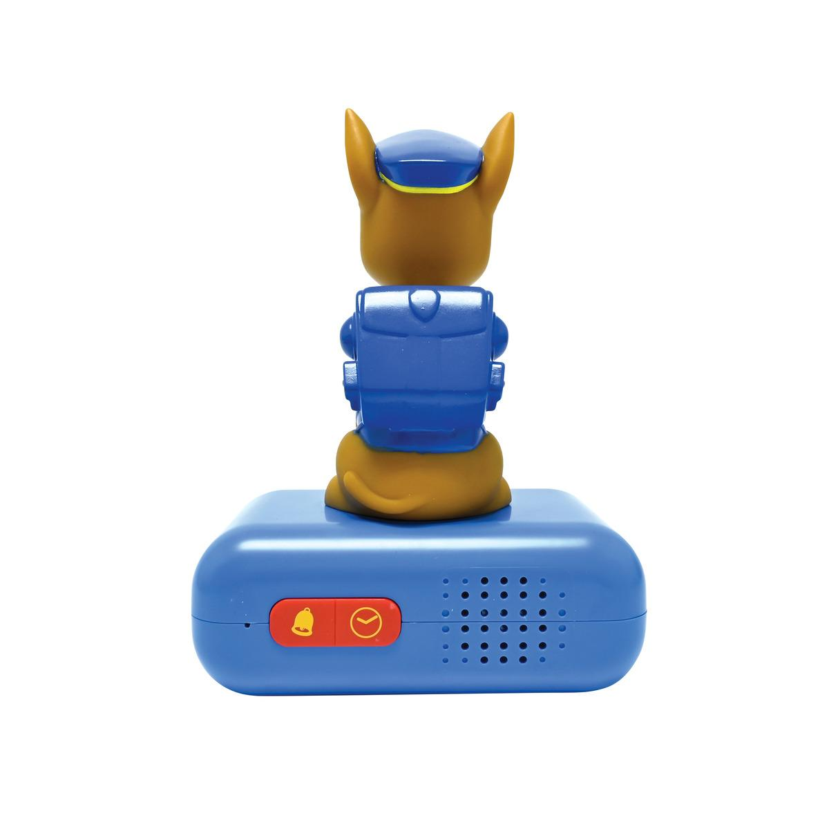 Paw Patrol Chase Spielfigur auf blauer Basis mit Knöpfen und Lautsprecherlöchern.