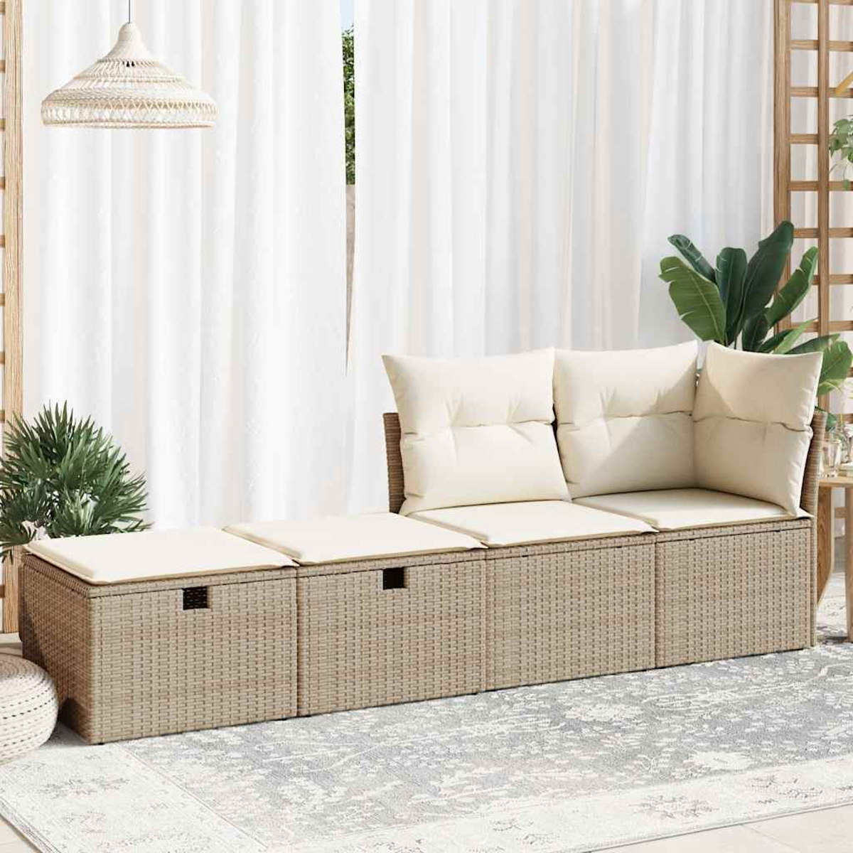 Un divano beige con cuscini color crema e sfondo di tenda bianca.