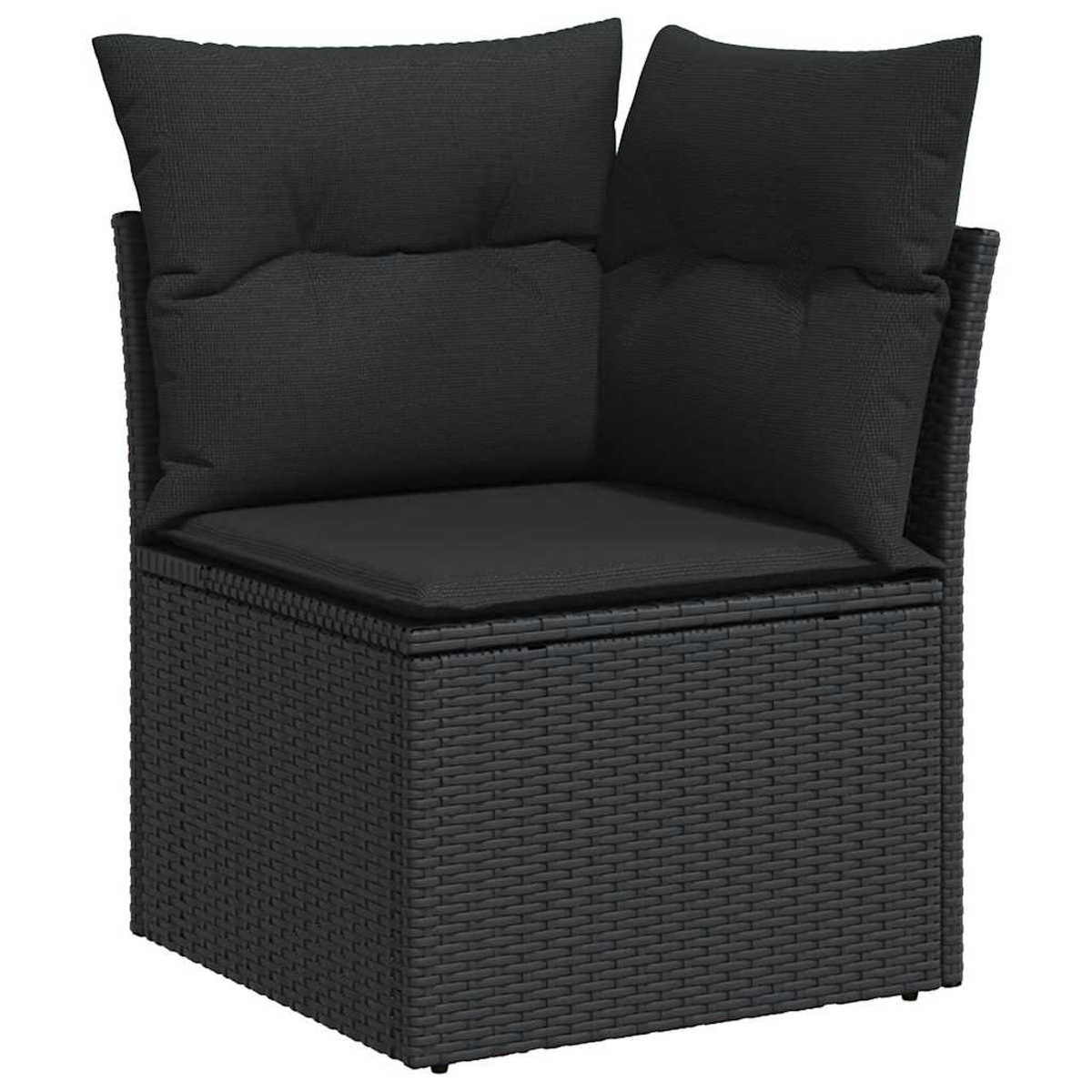Poltrona angolare in rattan nero con cuscini neri. Sfondo bianco.