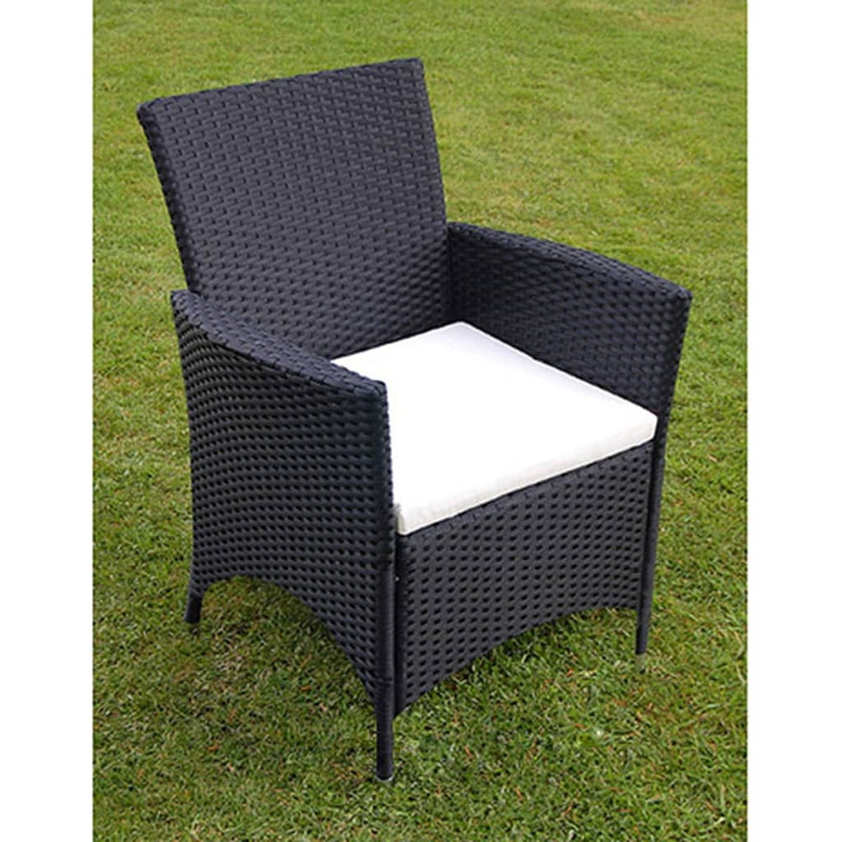 Schwarzer Rattan-Stuhl mit weißem Kissen auf grünem Gras.