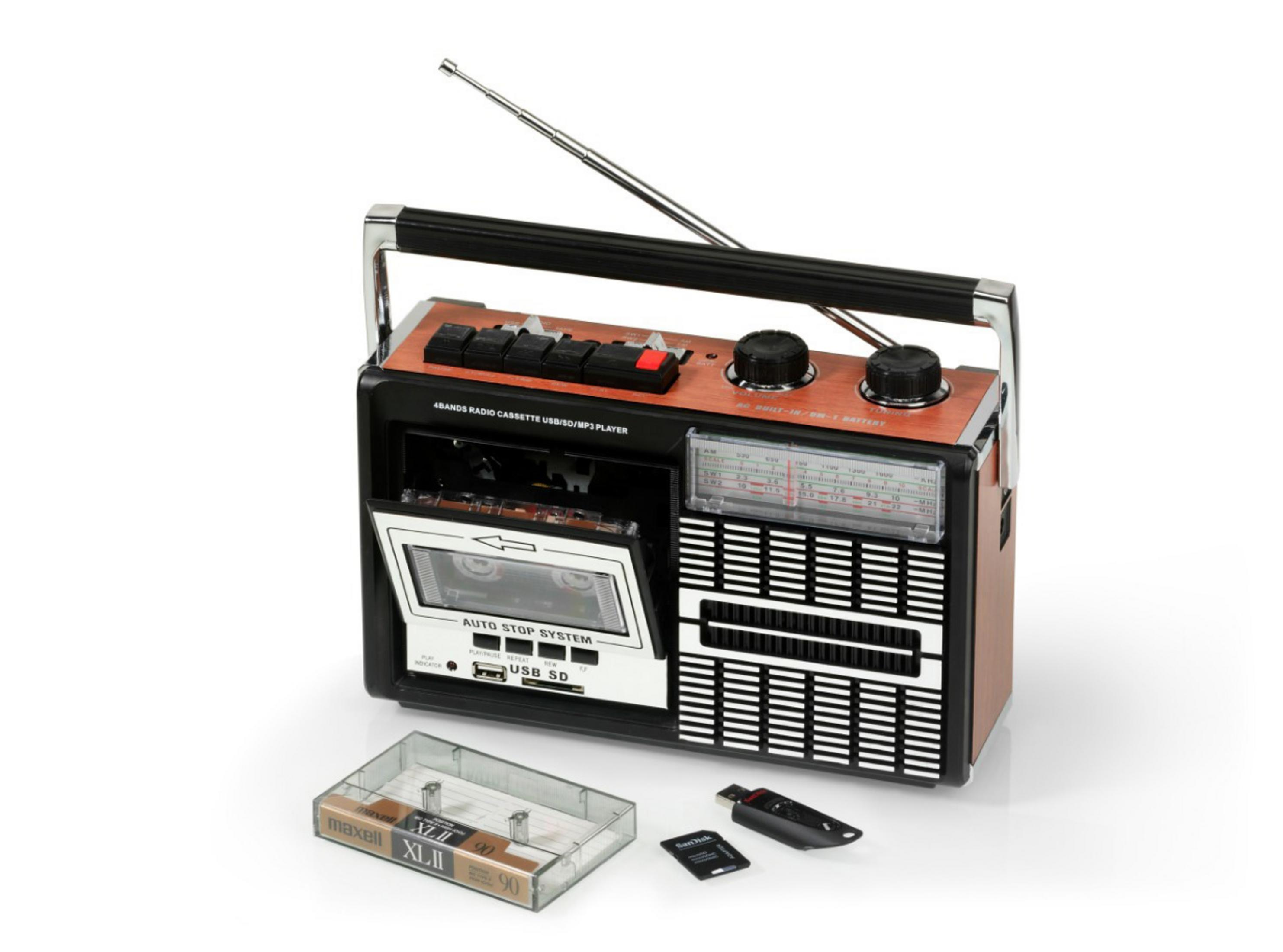 Ein Retro-Radio mit Kassettenspieler, Kassette, SD-Karte und USB.
