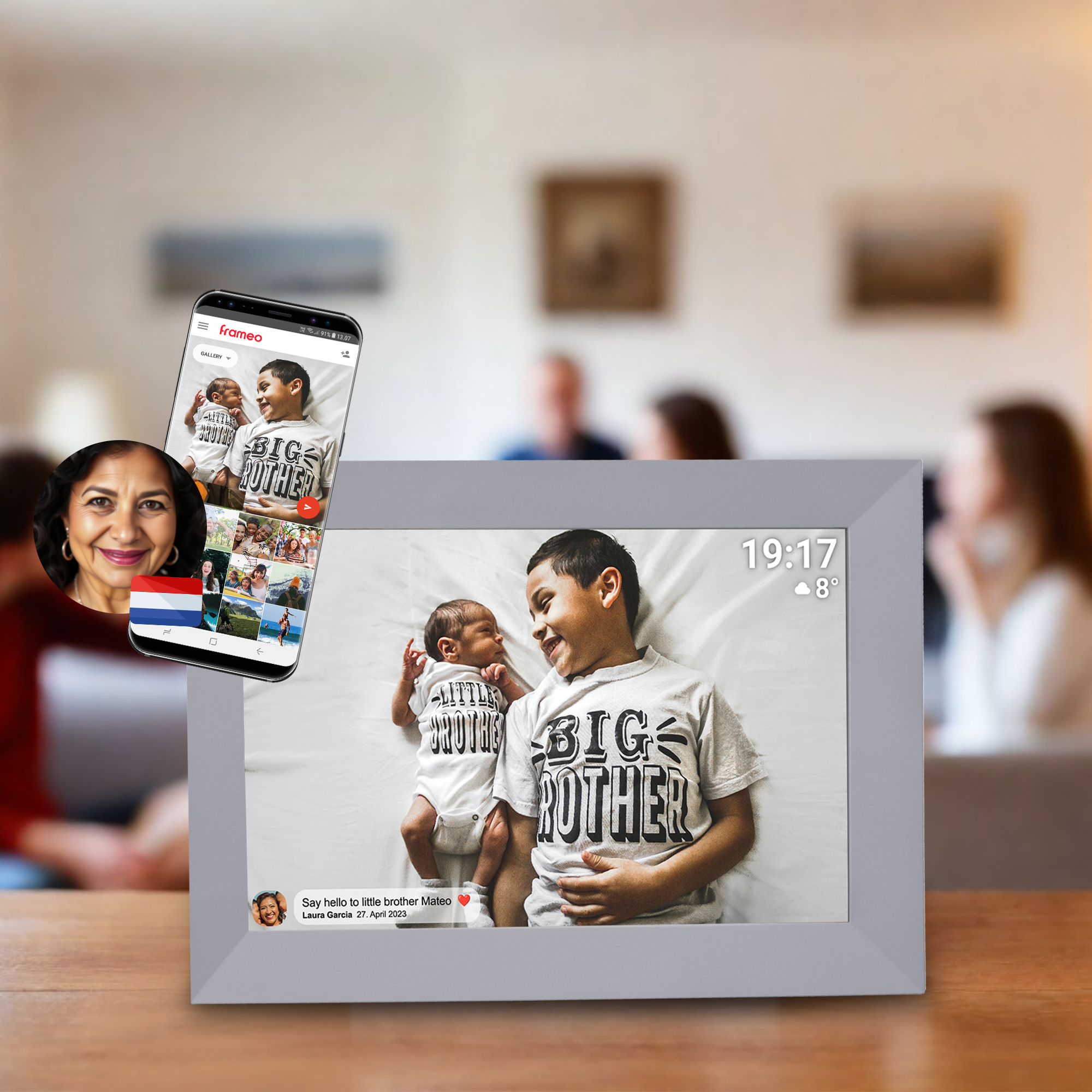 Cyfrowa ramka ze zdjęciami z dwoma chłopcami i ekranem telefonu. Kobieta rozmawia przez telefon.