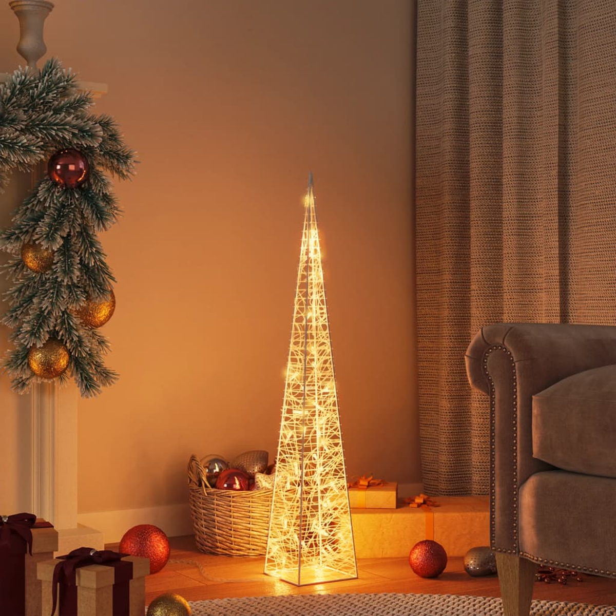 Ein beleuchteter, dreieckiger Weihnachtsbaum in einem Raum. Geschenke liegen davor. Sofa rechts.