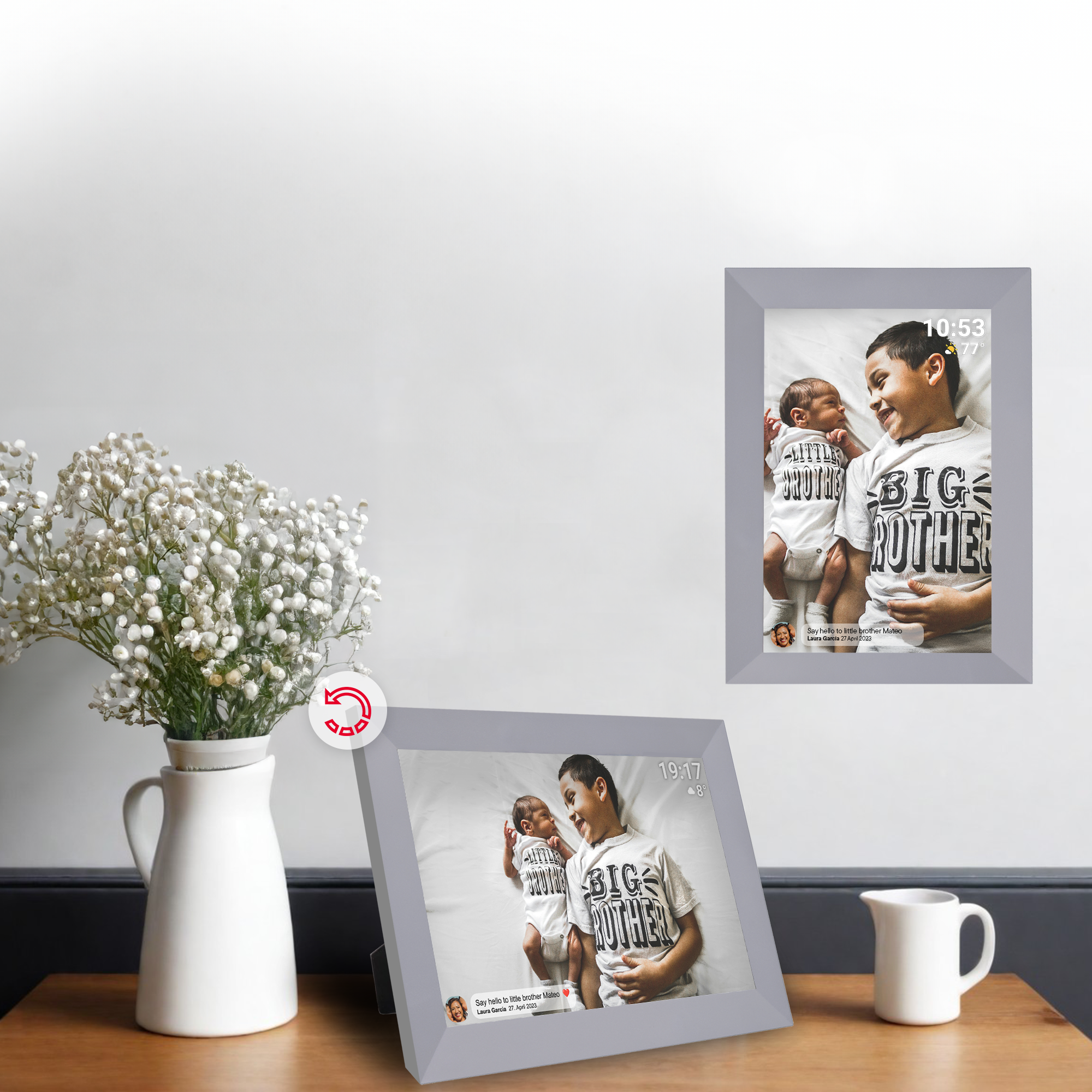 Cyfrowa ramka ze zdjęciami z dwoma chłopcami. Wazon z kwiatami po lewej. Dzbanek po prawej.