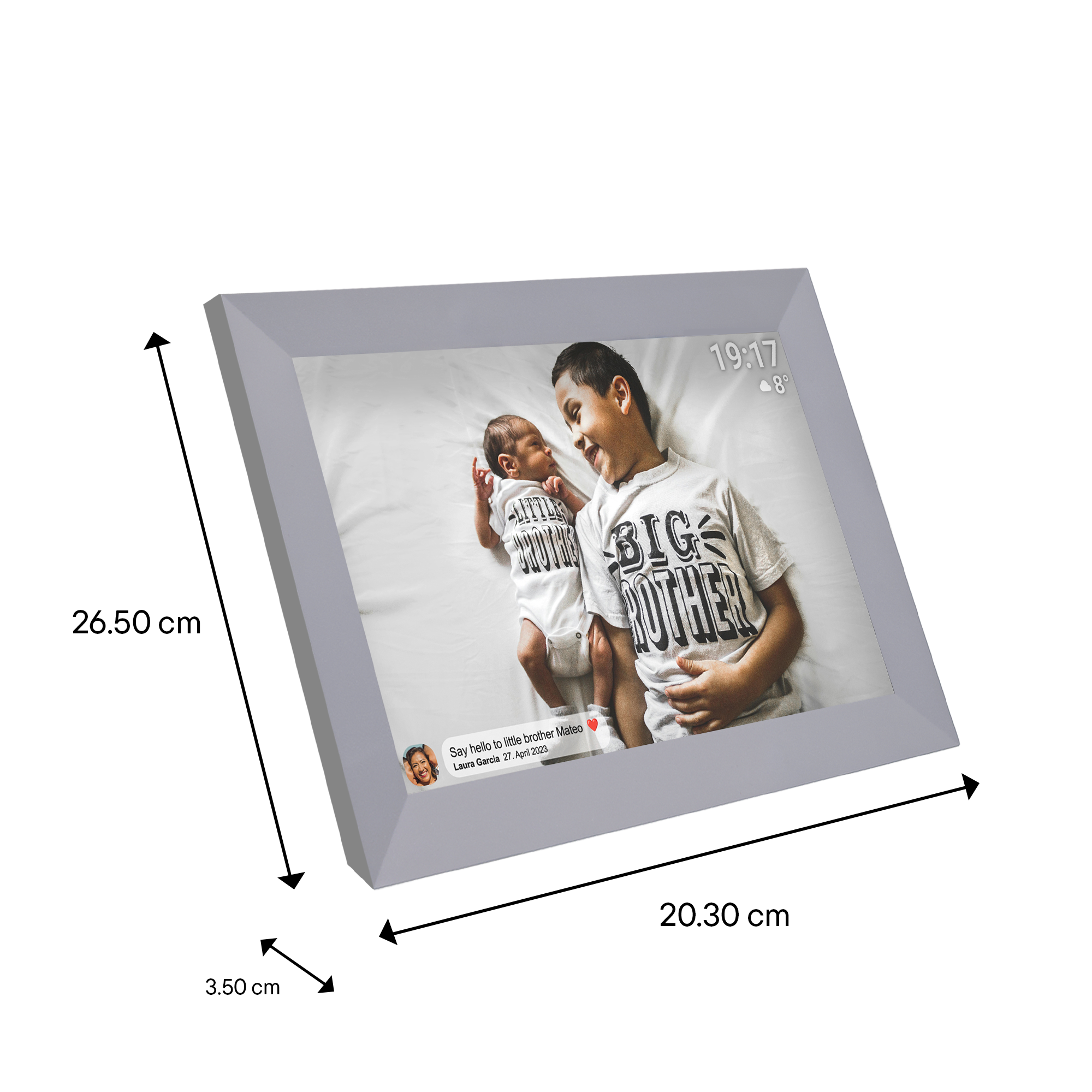 Szare zdjęcie w ramce z dzieckiem i chłopcem na białym łóżku.