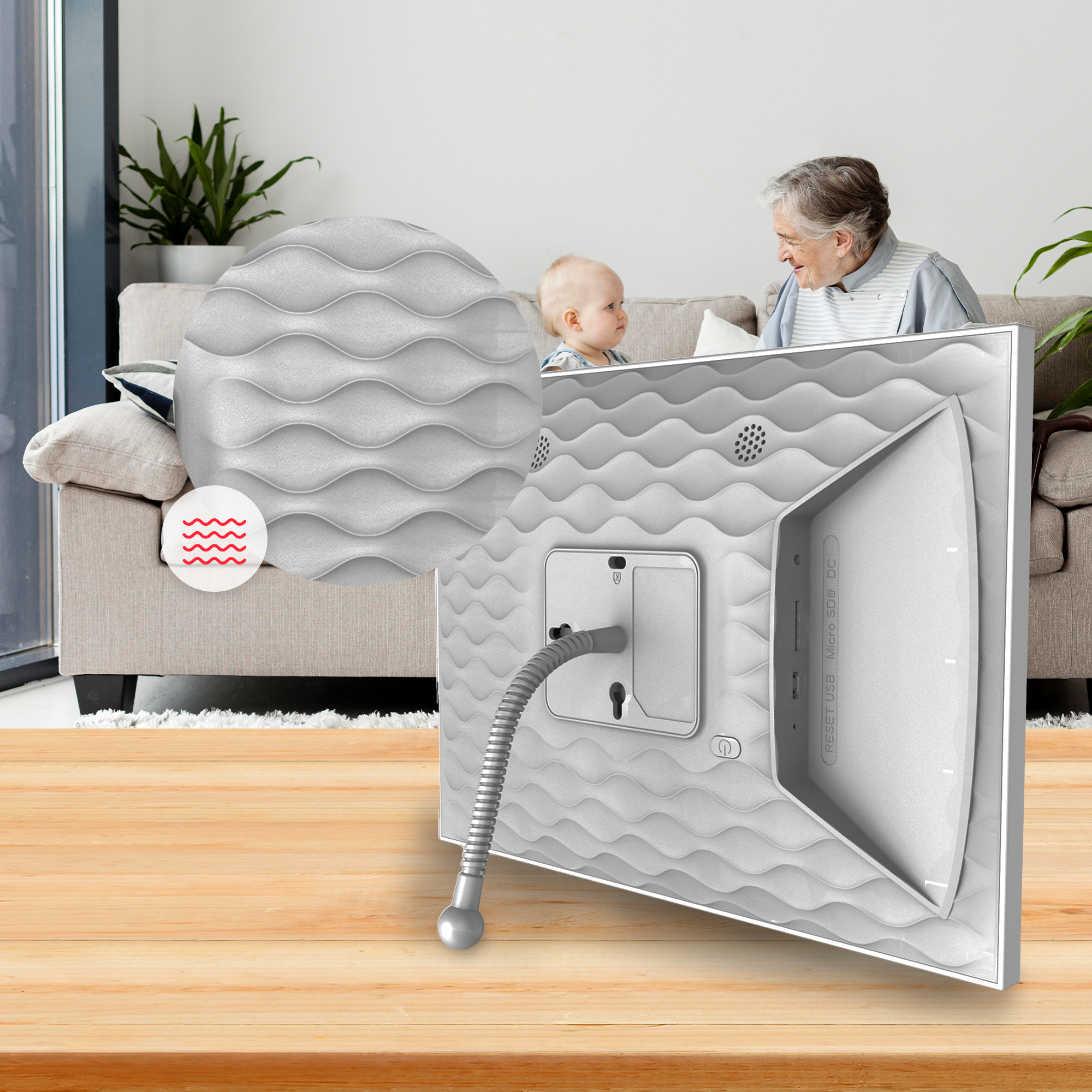 Cyfrowa ramka na zdjęcia, widok z tyłu, pokazująca porty zasilania, USB i karty SD, ze wzorem falistym.