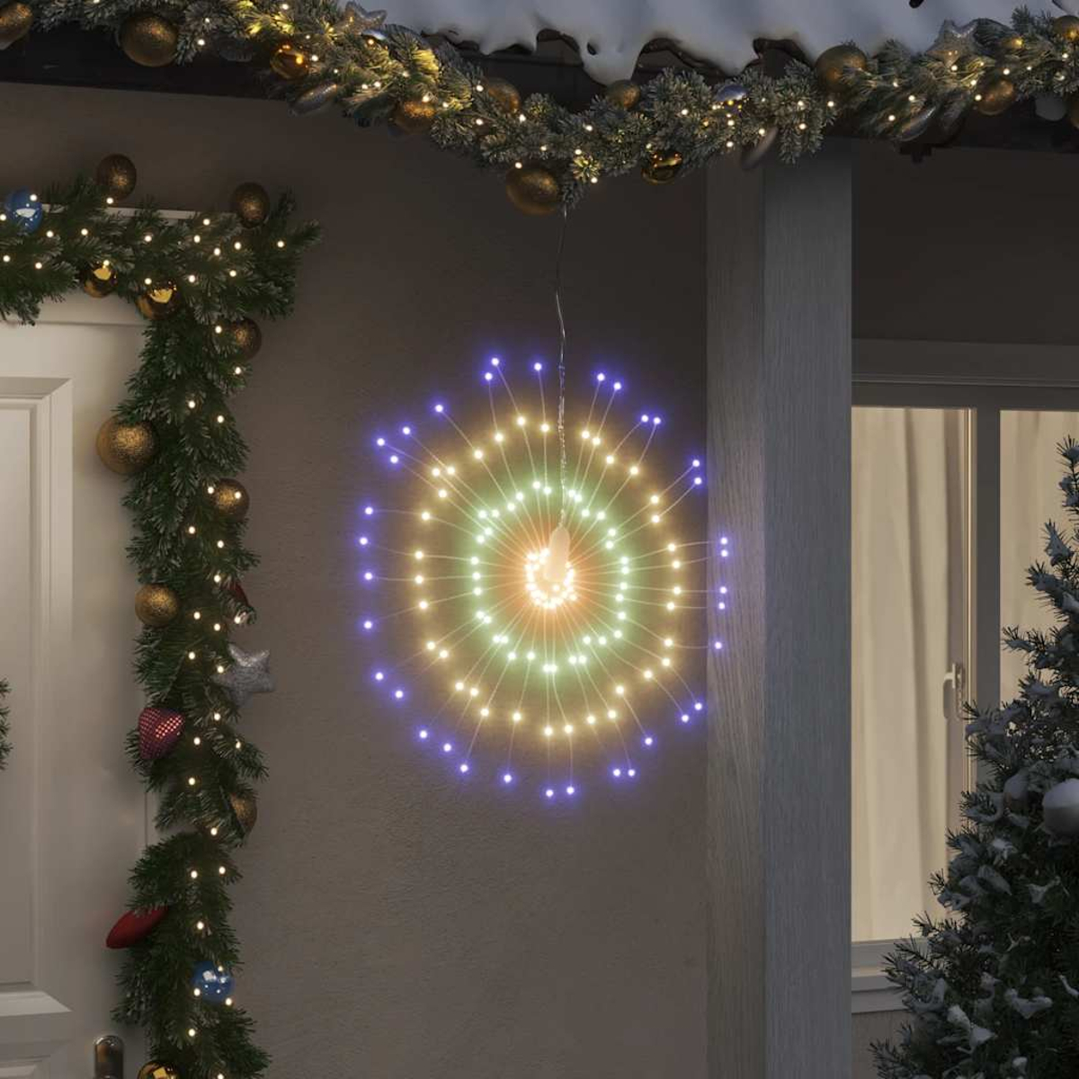Sternförmige Leuchte an einer Wand, mit Weihnachtsdekorationen.