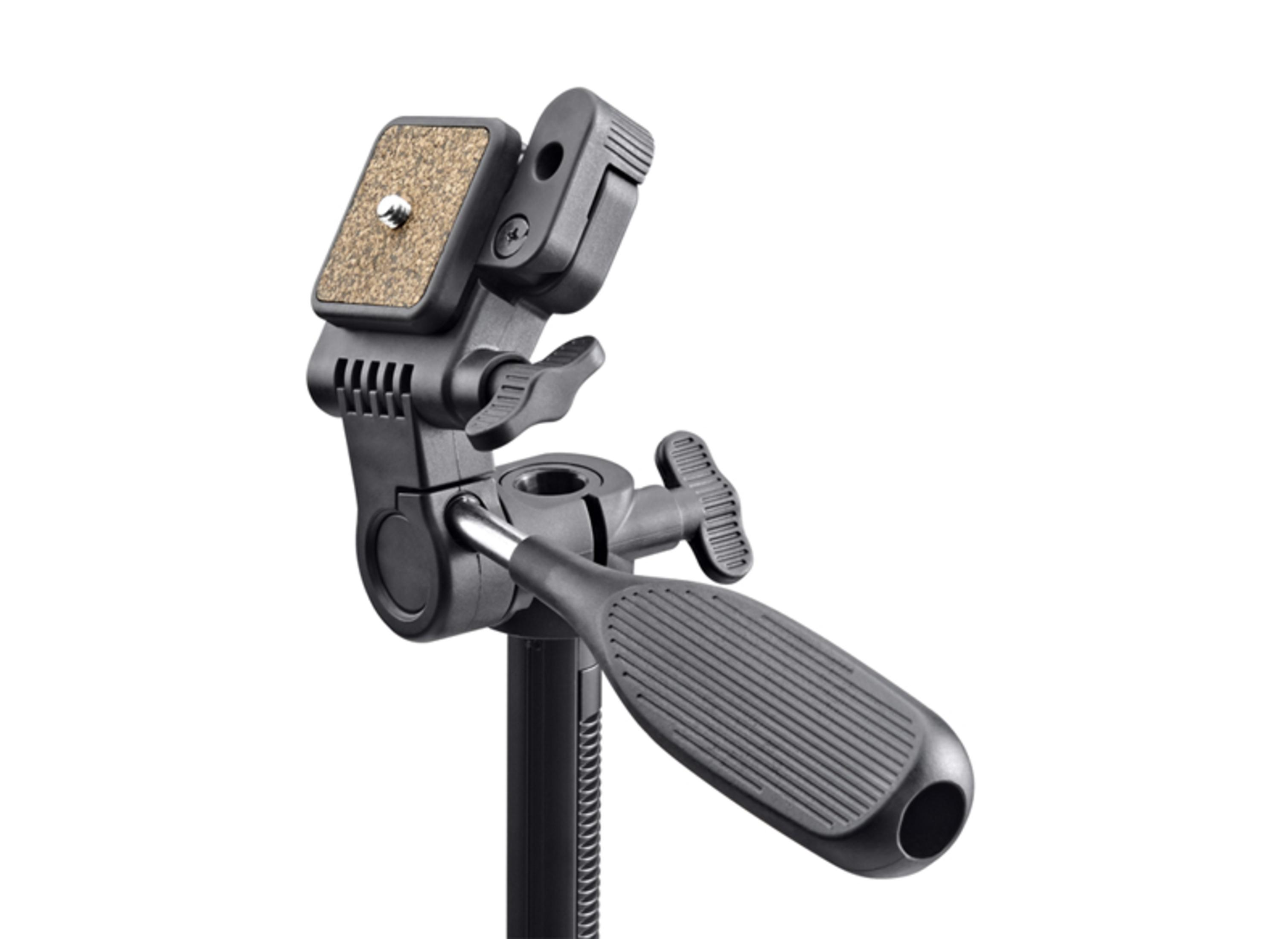 Głowica statywu, pod kątem, czarna i srebrna. Uchwyt i dźwignia są widoczne.