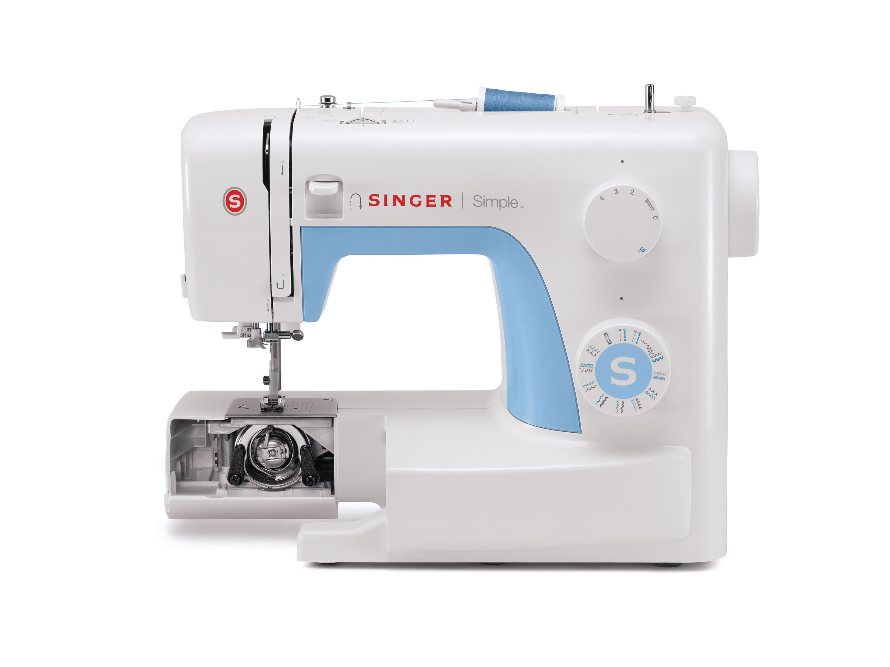 Biała maszyna do szycia z niebieskimi akcentami, marką Singer Simple, z otwartym bębenkiem.