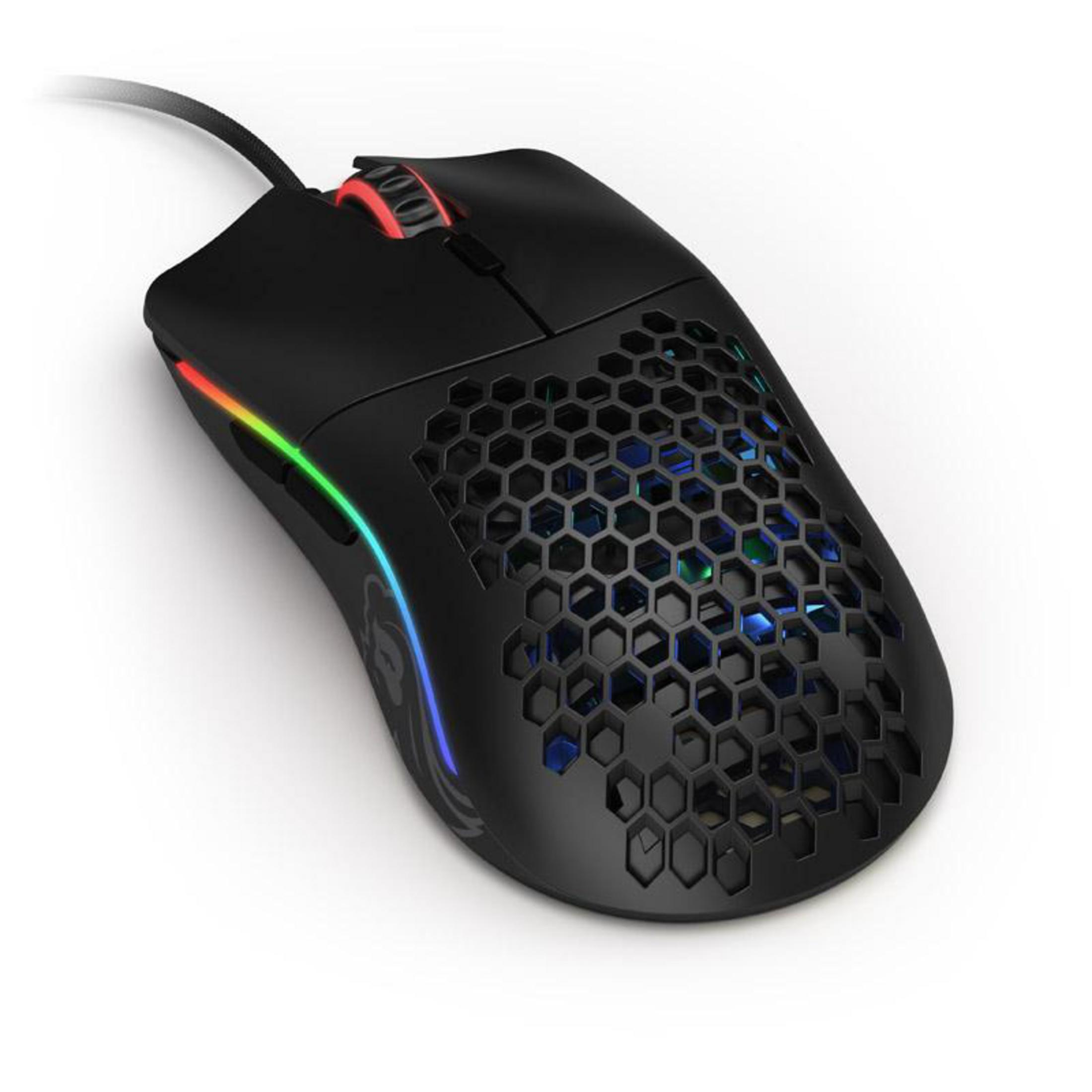 Zwarte gamingmuis met honingraatpatroon en RGB-verlichting. Zijknoppen zichtbaar.