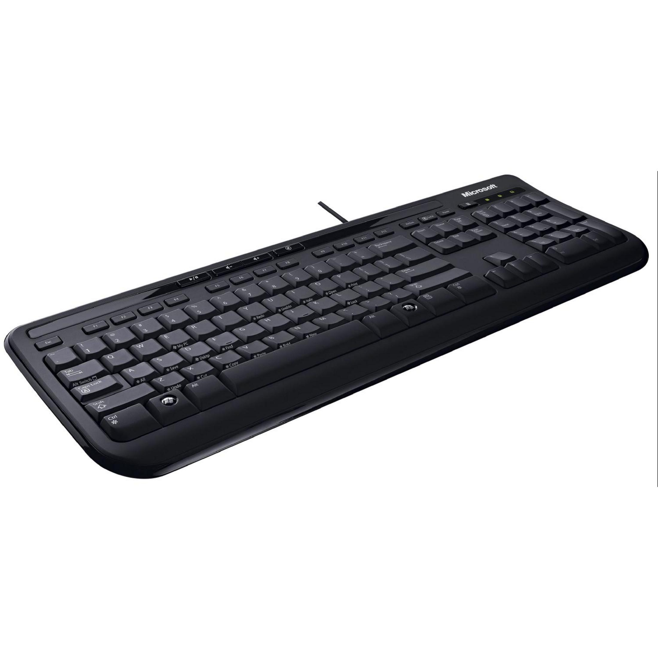 Schwarze Microsoft-Tastatur auf weißem Hintergrund. Die Tasten sind sichtbar. Aus erhöhter Perspektive.