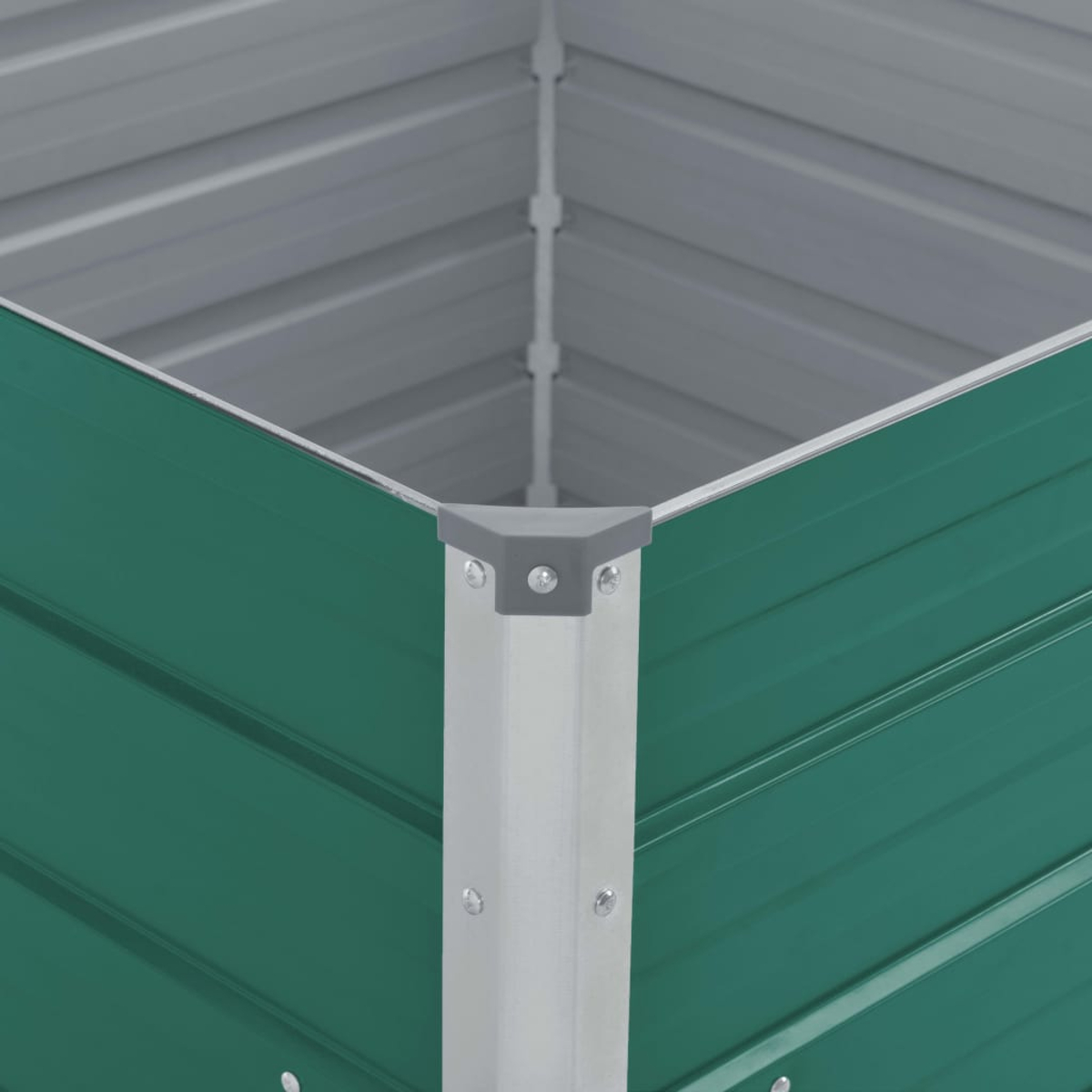 Nahaufnahme einer grünen und grauen Metallecke. Die Ecke gehört zu einem Pflanzgefäß oder einem Gabionen.