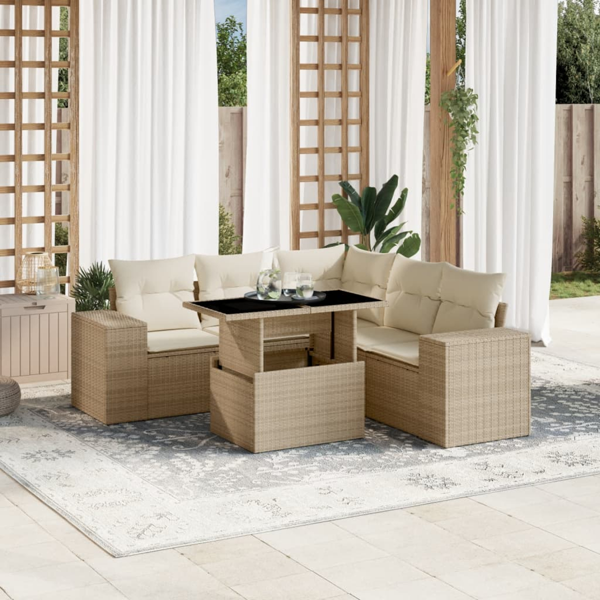 Outdoor-Terrassenset mit beigen Korbmöbeln, schwarzem Glastisch und weißen Vorhängen.