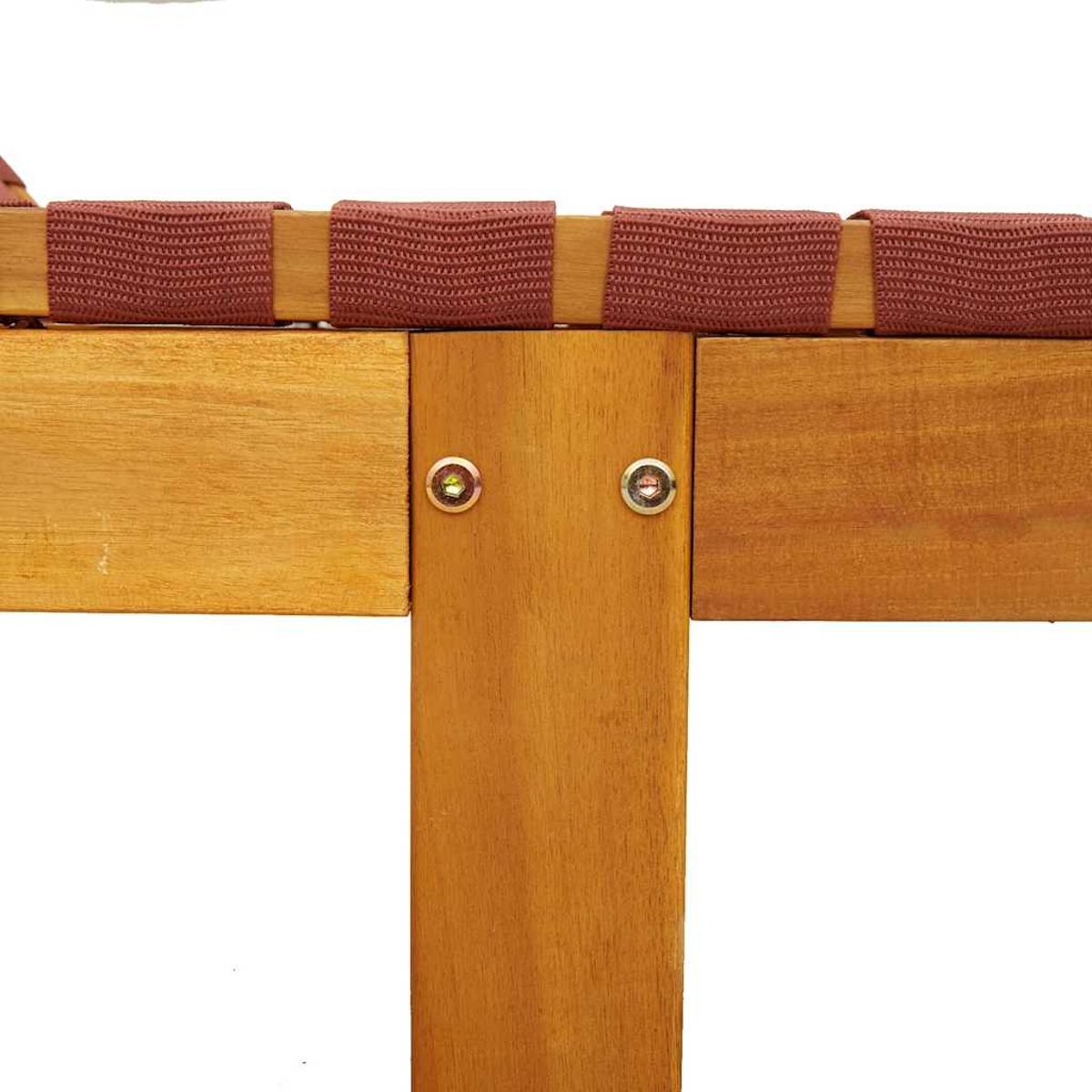 Doghe di legno collegate con viti e cinghie metalliche.