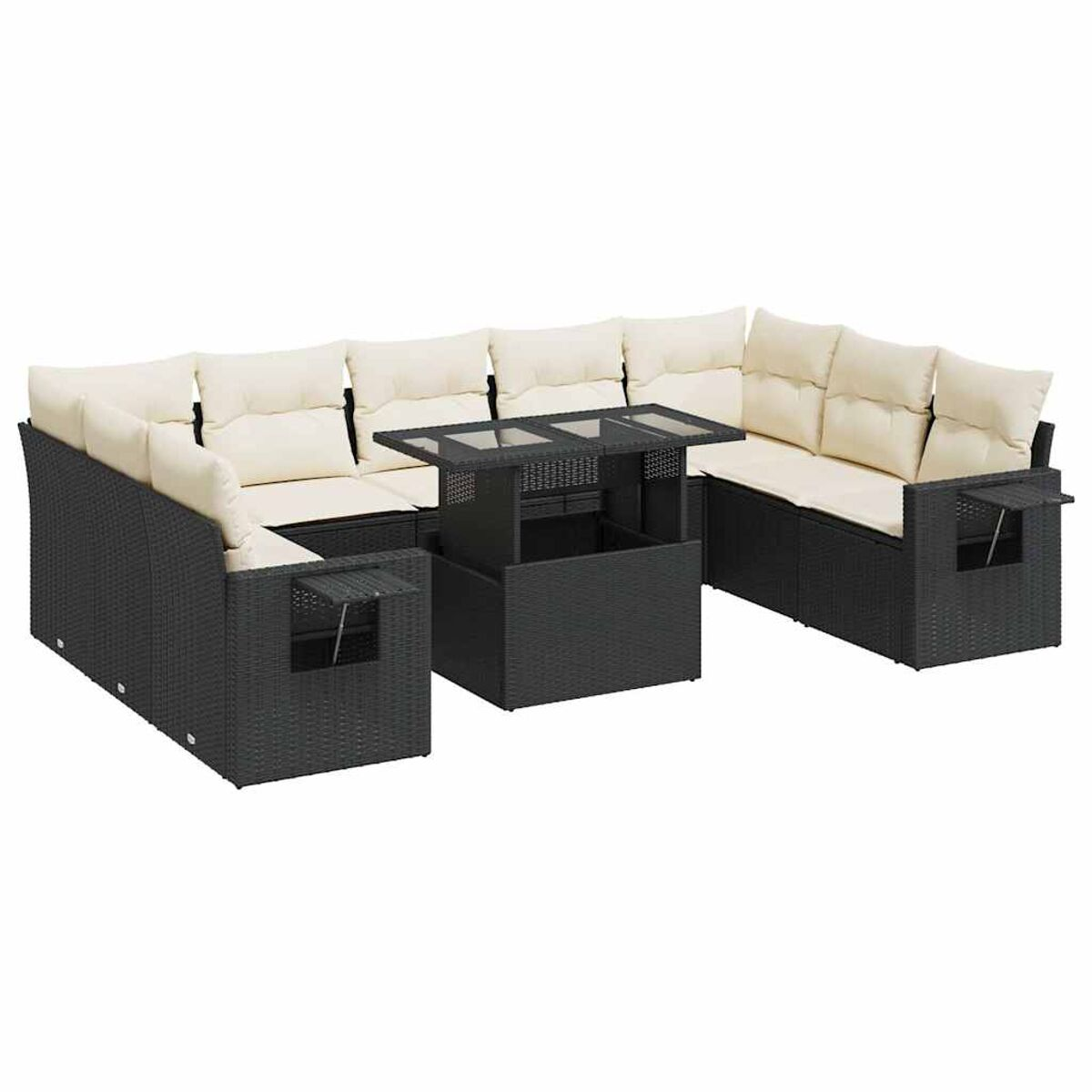 Set divano angolare da esterno in vimini nero con cuscini color crema e tavolo sollevabile. Sfondo bianco.