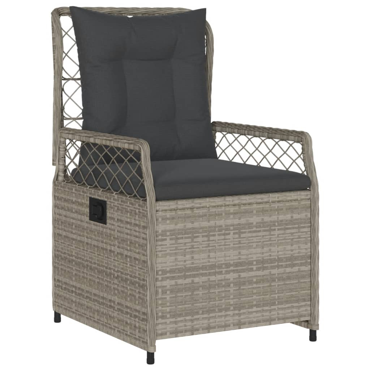 Grauer Rattan-Stuhl mit hohem Rücken und grauem Kissen. Hellgraues gewebtes Material.