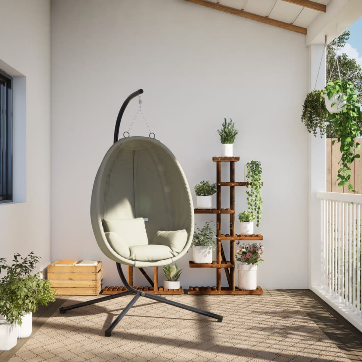 Terrassenszene mit Hängekorb, hölzernem Pflanzenständer und Teppich auf dem Boden.