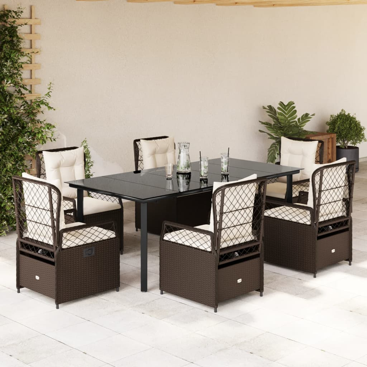 Essgruppe für draußen mit Tisch, Stühlen und Kissen, auf einer Terrasse. Inklusive Getränke.