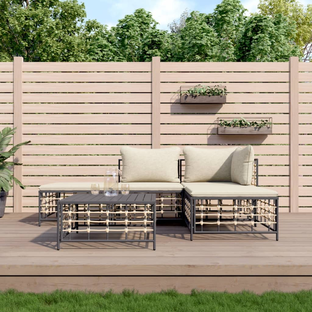 Outdoor-Terrassenset mit Tisch, zwei Stühlen und Kissen, vor einem Zaun.