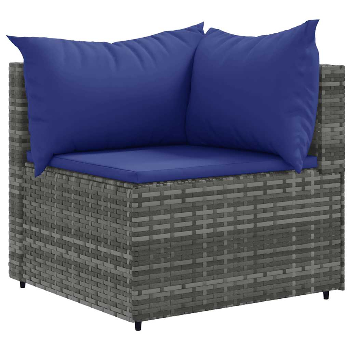Ecksofa mit grauem Korbgeflecht und blauen Kissen.