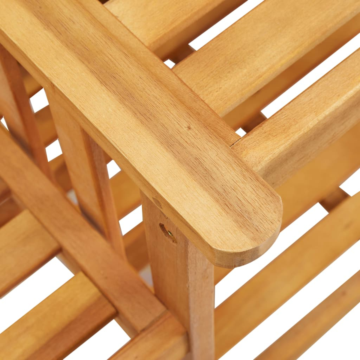 Nahaufnahme der Armlehne eines Holzstuhls. Zeigt die Holzbretter und die Verbindung.