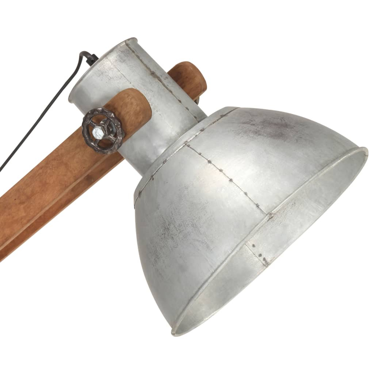 Lampe im Industriestil. Metallschirm und Holzarm. Glühbirne nicht sichtbar. Isoliert auf Weiß.