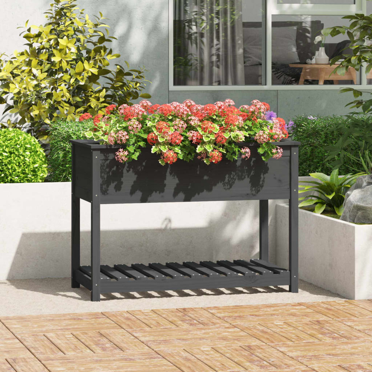 Holzpflanzkasten gefüllt mit bunten Blumen, platziert auf einer Terrasse mit Holzbohlen.