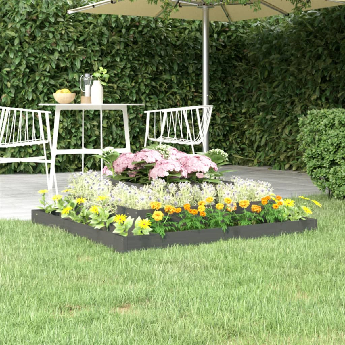 Gartenszene mit weißem Tisch, Stühlen und einem Blumenbeet in einem erhöhten Pflanzkasten. Grüner Rasen.