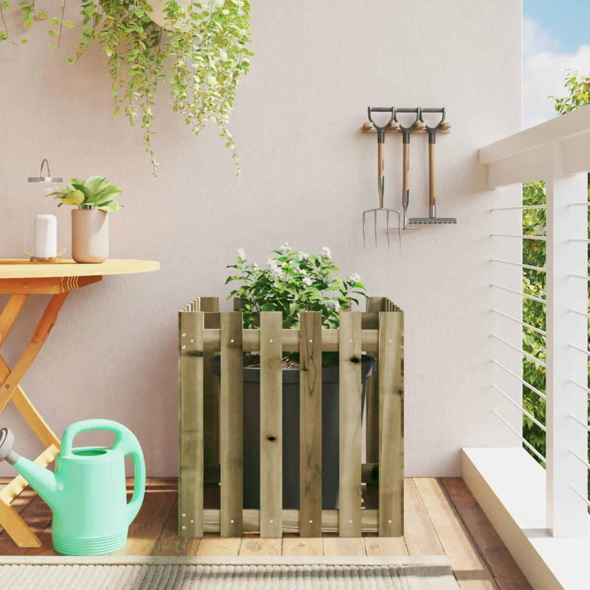 Holzzaun um eine Pflanze, auf einem Balkon, mit Gartengeräten und Pflanzen.