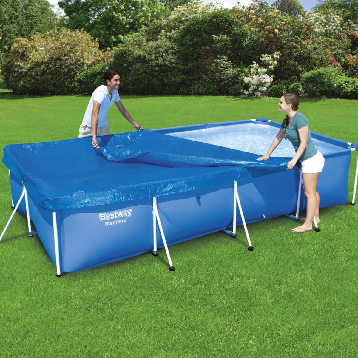 Zwei Personen bedecken einen blauen rechteckigen Pool mit einer blauen Abdeckung auf Rasen.