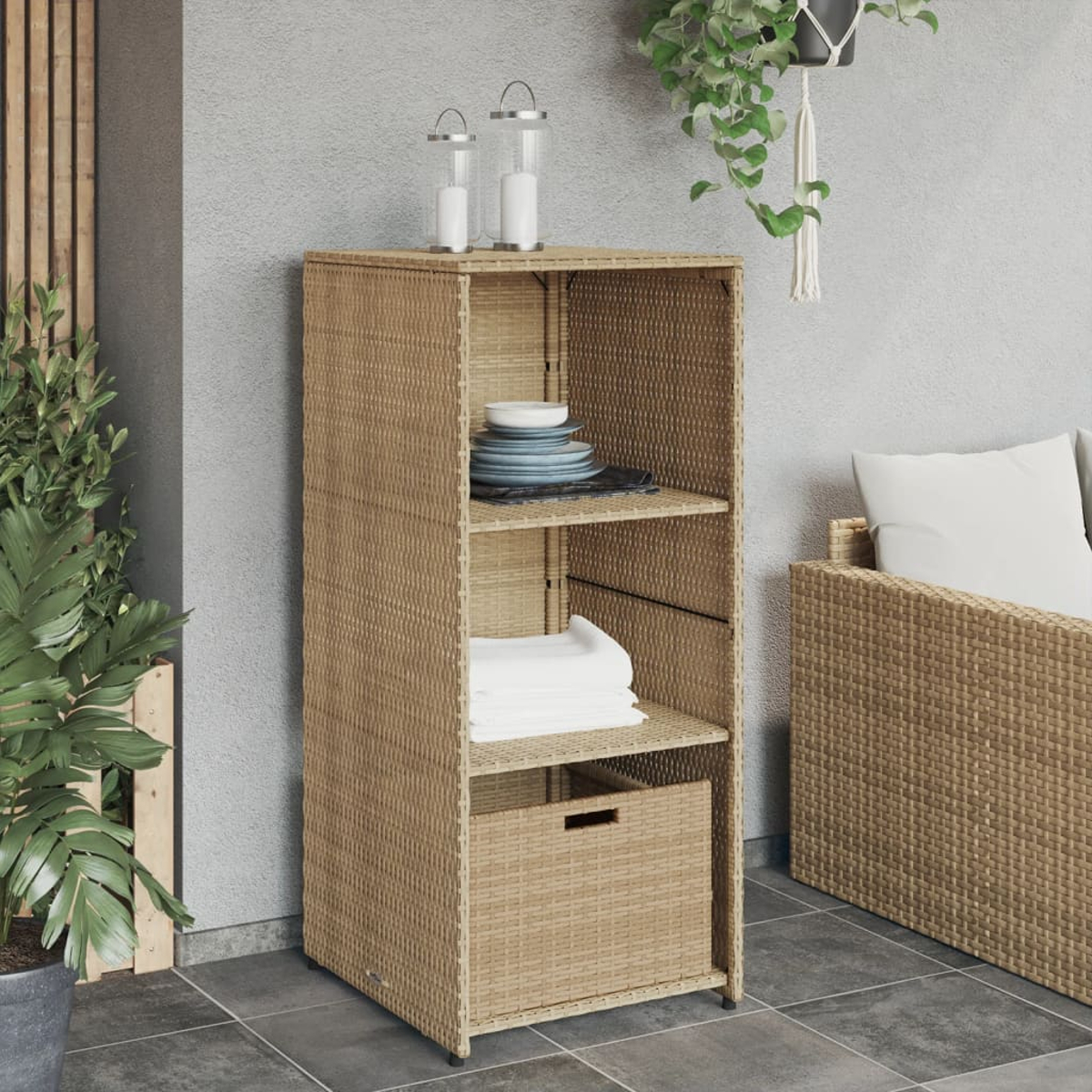 Ein Rattan-Aufbewahrungsschrank mit Regalen, die Teller, Handtücher und einen Korb halten.