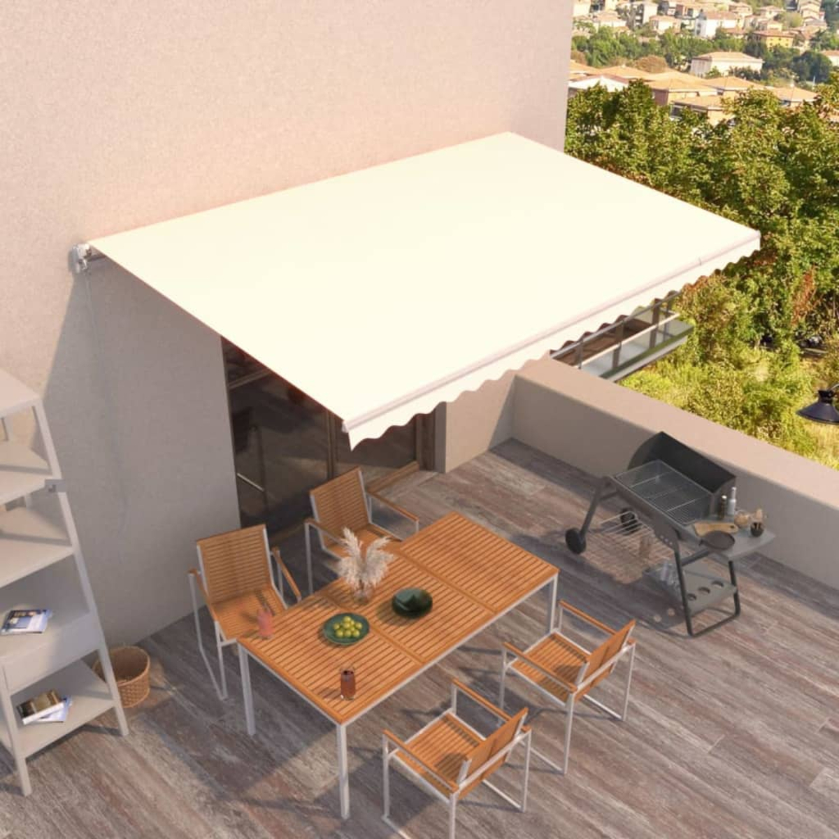 Beige Markise über einem Holztisch mit Stühlen auf einer Terrasse. Grill und Bäume sind im Hintergrund.