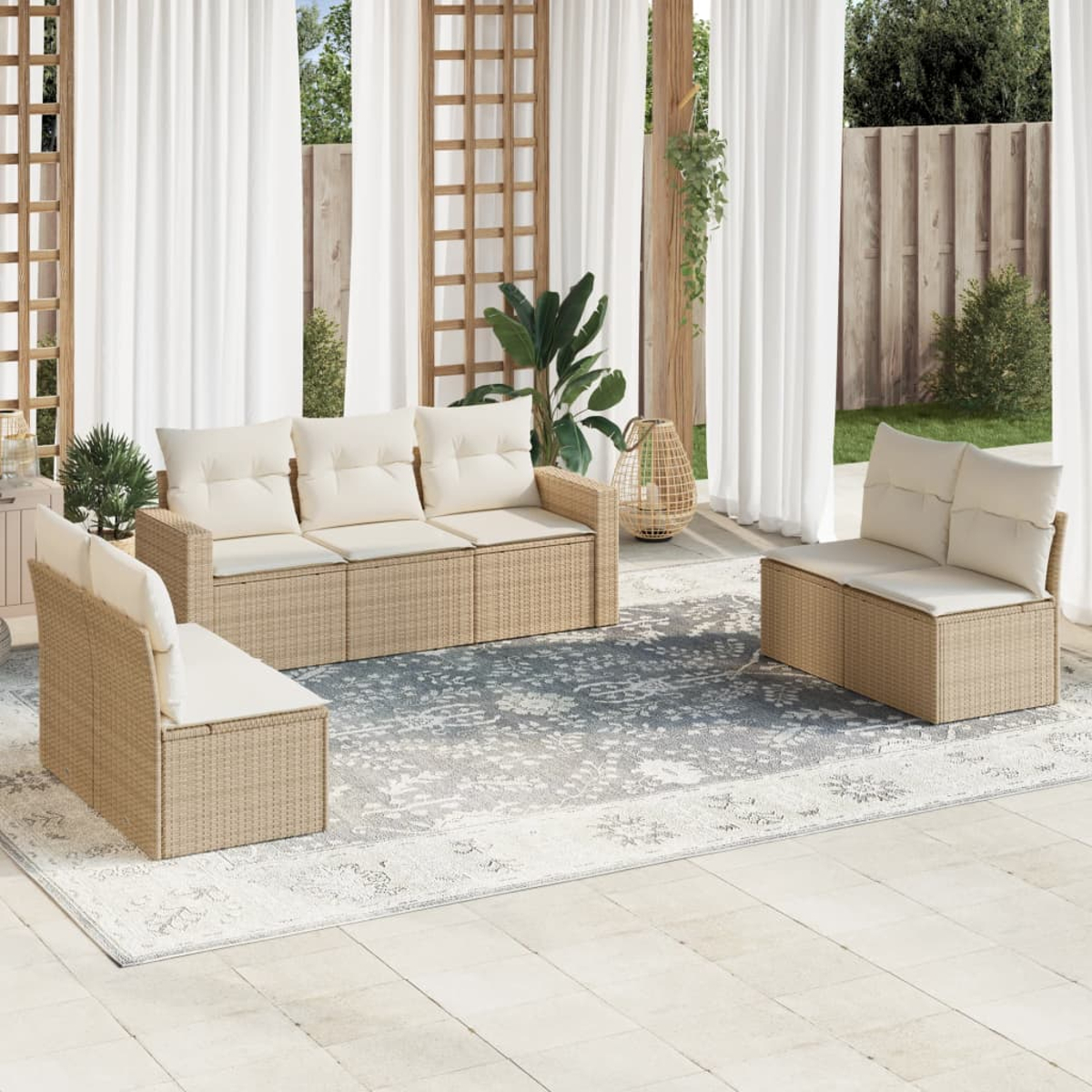 Set da esterno con cuscini bianchi. Include divano, sedia e tavolo. Colore chiaro.
